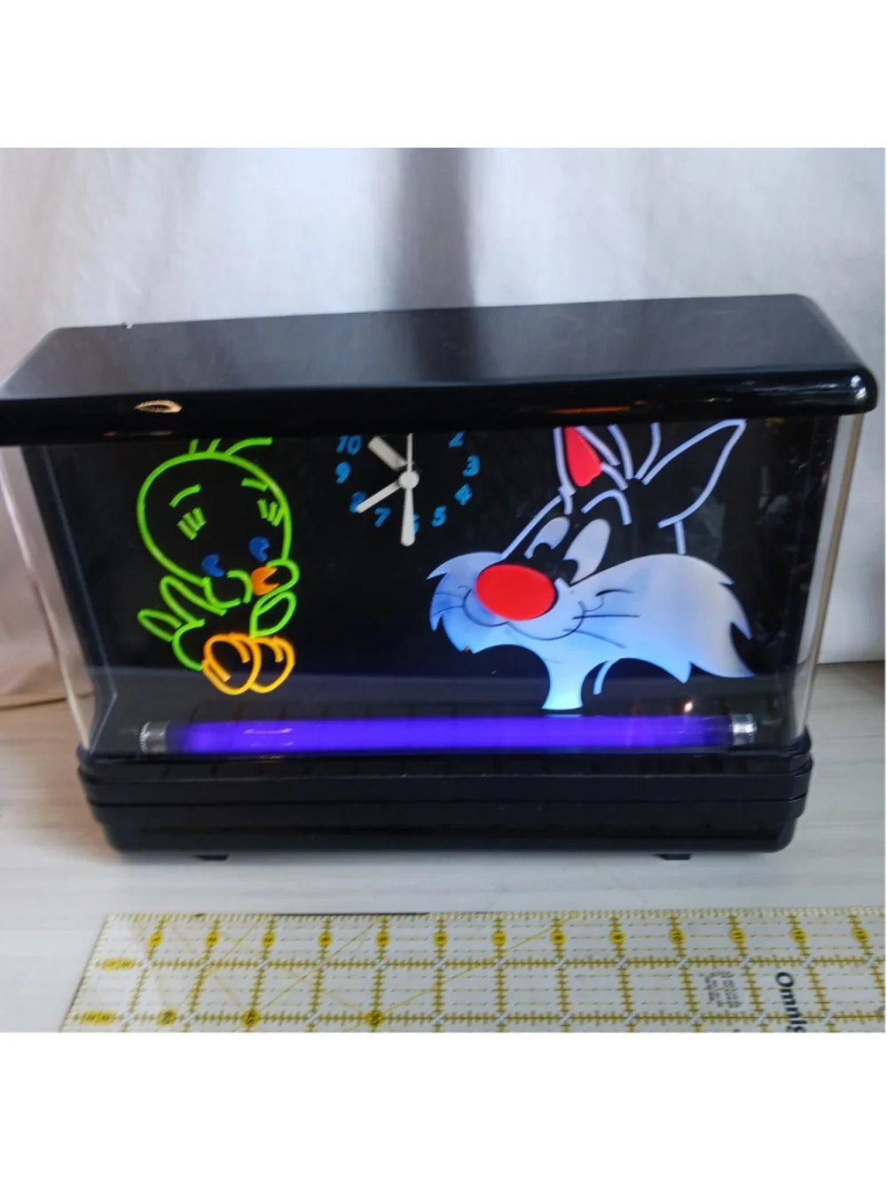 VTG 1988 Looney Tunes Sylvester and Tweety Bird blacklight neon-style Clock